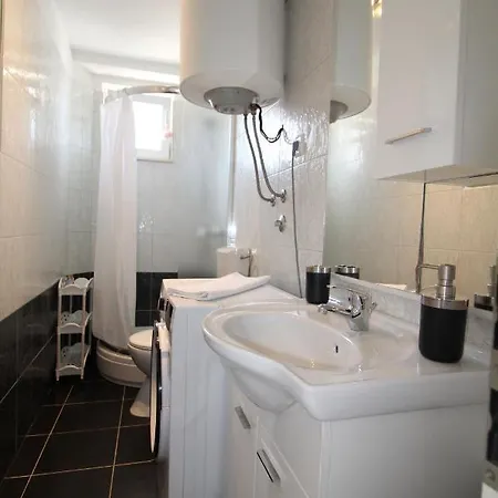 Matijas, 3 Bedroom With Terrace And Parking Apartment *