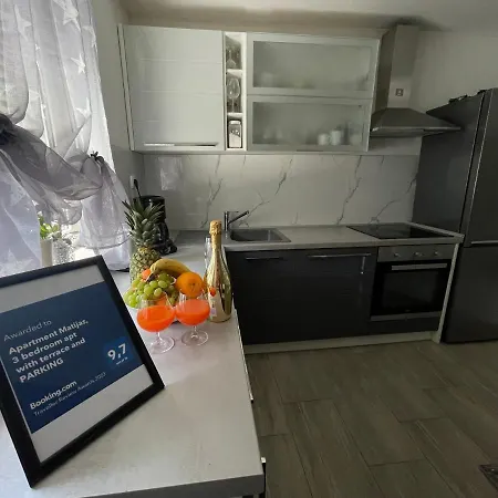 Matijas, 3 Bedroom With Terrace And Parking
