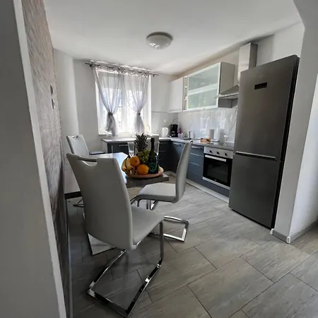 Апартаменти Matijas, 3 Bedroom With Terrace And Parking Спліт