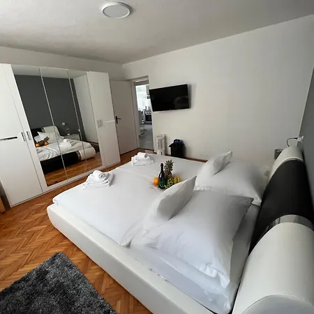 Matijas, 3 Bedroom With Terrace And Parking * Спліт