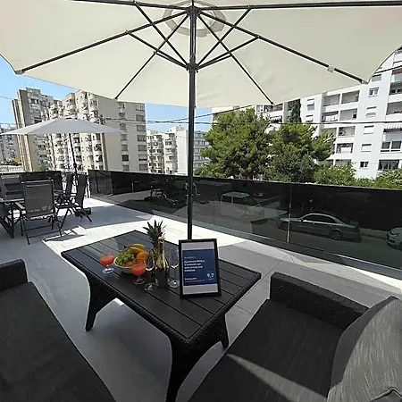 Апартаменти Matijas, 3 Bedroom With Terrace And Parking Спліт