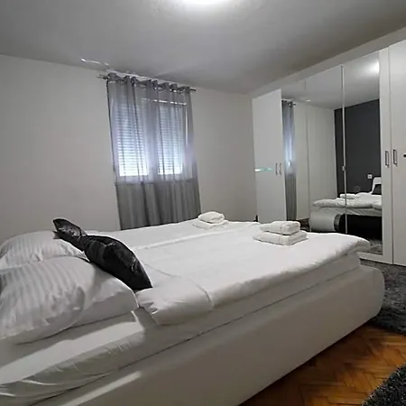 Matijas, 3 Bedroom With Terrace And Parking * Спліт