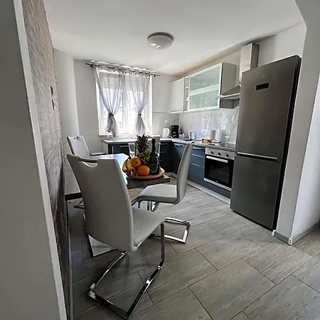 Matijas, 3 Bedroom With Terrace And Parking Апартаменти Спліт