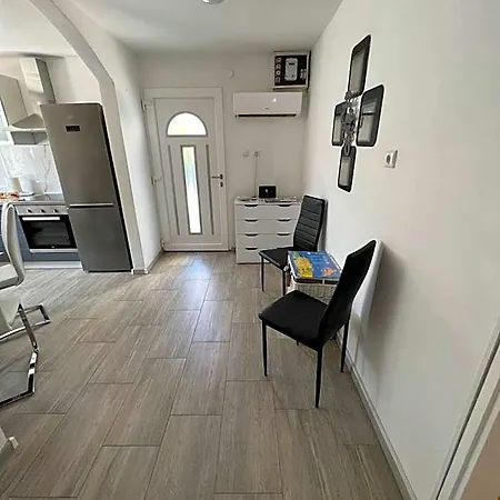 Matijas, 3 Bedroom With Terrace And Parking * Спліт