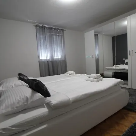 Matijas, 3 Bedroom With Terrace And Parking דירה *